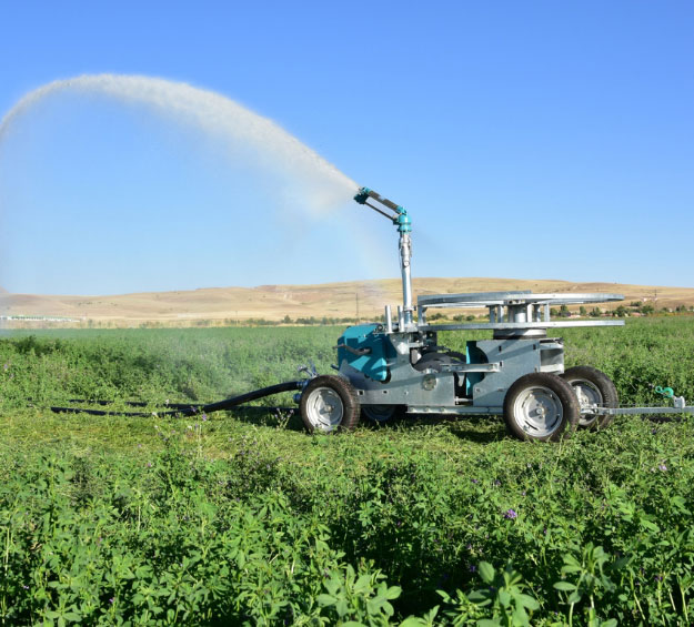 traveling irrigator for farms