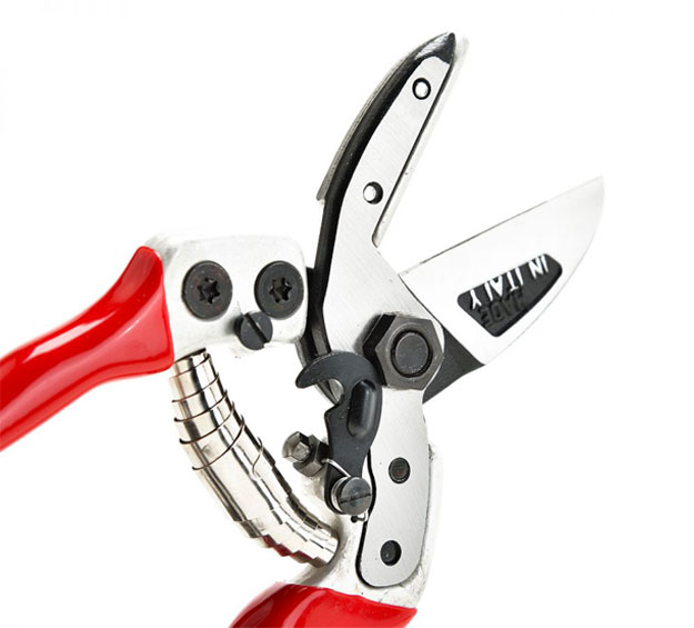 precise cut by anvil pruning shears